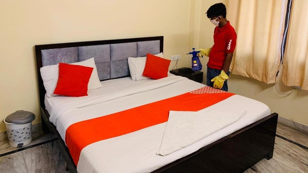 Oyo 18641 Hotel Rashmi Tajganj Bagian luar foto