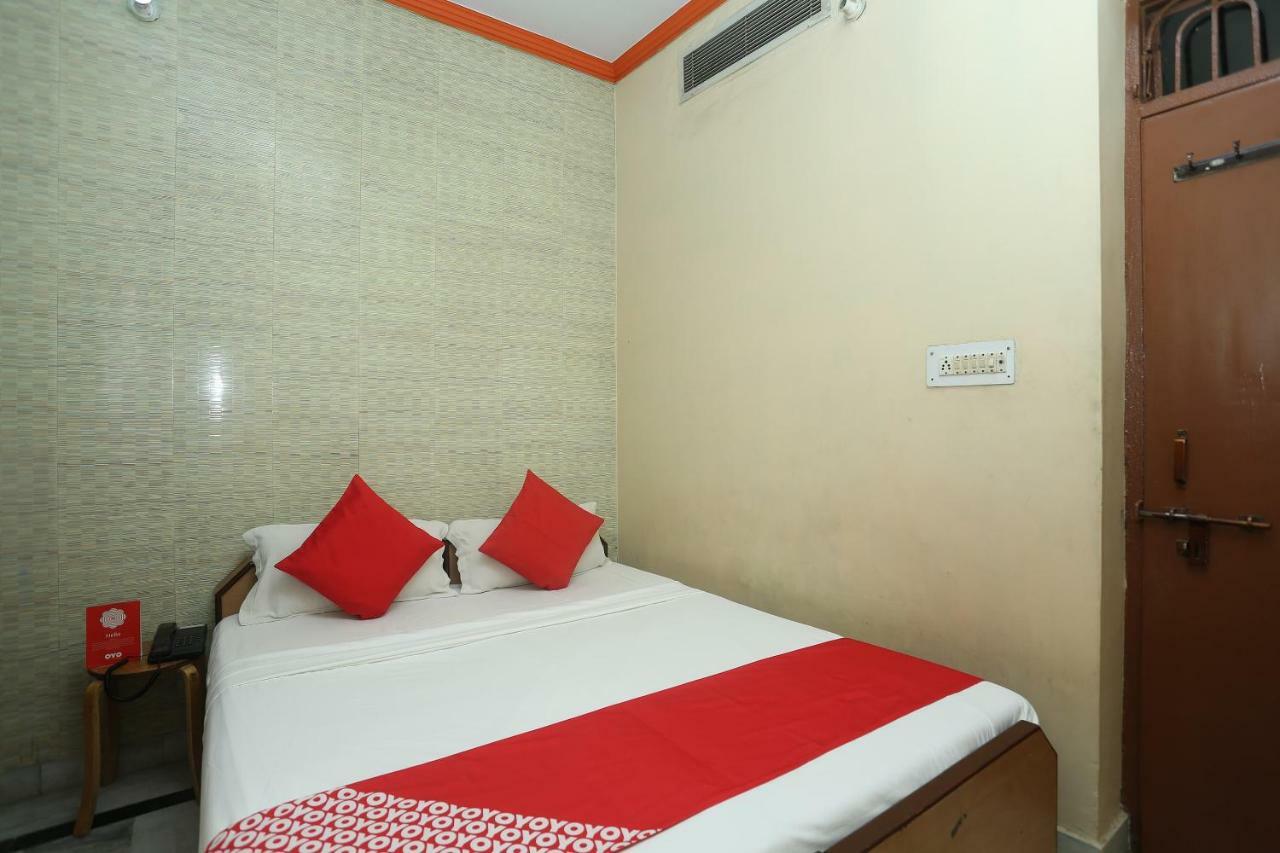 Oyo 18641 Hotel Rashmi Tajganj Bagian luar foto